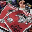 Kobieta płaci za najnowszy numer satyrycznego tygodnika "Charlie Hebdo"