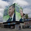 „Właściwy czas, właściwy człowiek” – billboard wyborczy prezydenta Recepa Erdogana na budynku w Anka
