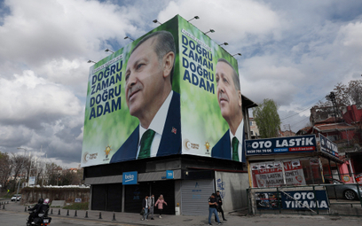 „Właściwy czas, właściwy człowiek” – billboard wyborczy prezydenta Recepa Erdogana na budynku w Anka