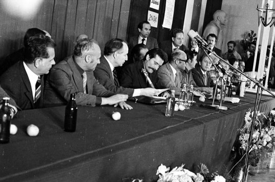 Podpisanie porozumienia pomiędzy komisją rządową a Międzyzakładowym Komitetem Strajkowym w sali BHP 