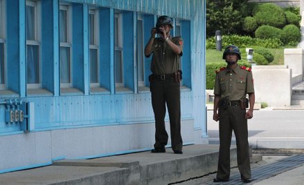 Północnokoreańscy żołnierze na przejściu granicznym w Panmundżonie.