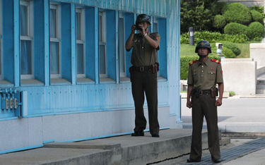 Północnokoreańscy żołnierze na przejściu granicznym w Panmundżonie.