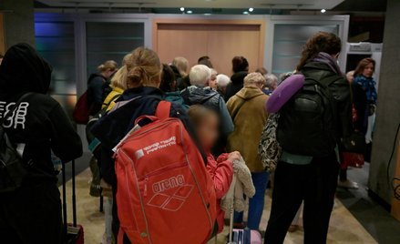 Polacy ewakuowani z Izraela na wojskowym lotnisku Warszawa-Okęcie