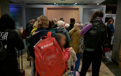Polacy ewakuowani z Izraela na wojskowym lotnisku Warszawa-Okęcie