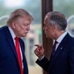 Prezydent USA Donald Trump rozmawia z premierem Kanady Markiem Carneyem w Evian-les-Bains we Francji