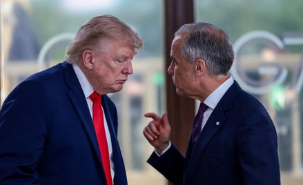 Prezydent USA Donald Trump rozmawia z premierem Kanady Markiem Carneyem w Evian-les-Bains we Francji