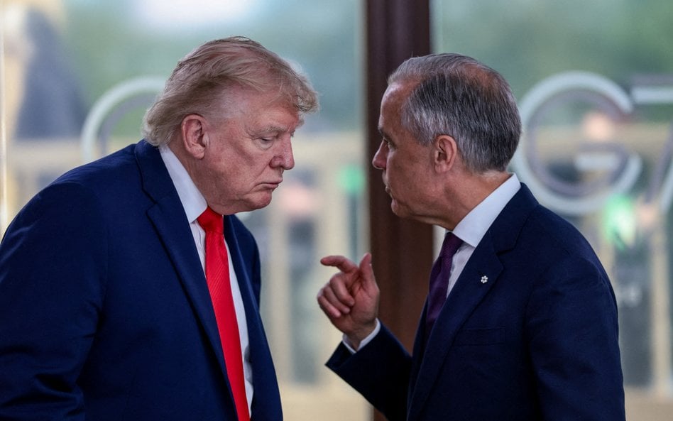 Prezydent USA Donald Trump rozmawia z premierem Kanady Markiem Carneyem w Evian-les-Bains we Francji