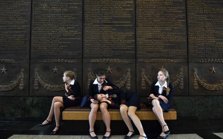 9 maja, Moskwa. Uczennice w muzeum Wielkiej Wojny Ojczyźnianej w Pokłonnej Górze. Rosja obchodzi w t