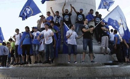 Przeciwnicy Saakaszwilego mają barwy niebieskie