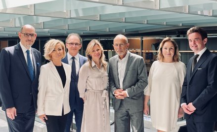 Pamiątkowe zdjęcie członków Rady Giełdy nowej kadencji. Od lewej: Piotr Prażmo, Iwona Sroka, Waldema