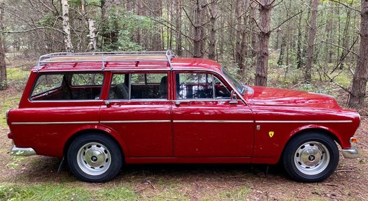 Bakelitowa kierownica, trochę chromu, skóra – gratka dla każdego, kto lubi klimat lat 60.