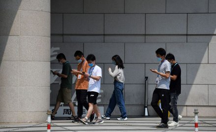 Hongkong: Ogniska w restauracjach, chorzy taksówkarze. Trzecia fala COVID-19?