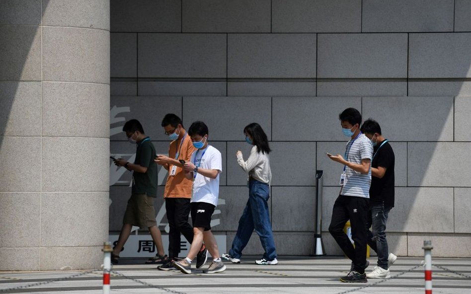 Hongkong: Ogniska w restauracjach, chorzy taksówkarze. Trzecia fala COVID-19?