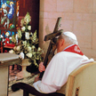 Wielki Piątek 2005 r. Papież w prywatnej kaplicy w Watykanie