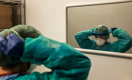 Włosi informują o zatrzymaniu maseczek. MSZ dementuje