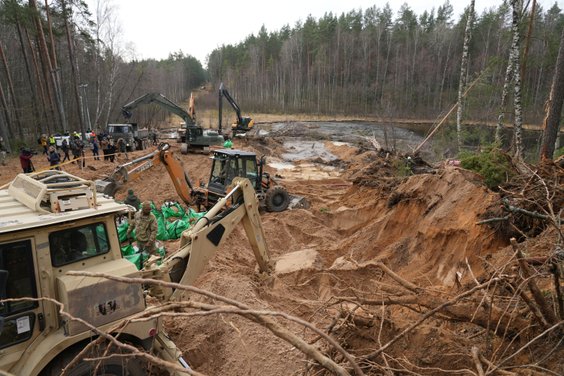 Do poszukiwań zaginionych amerykańskich żołnierzy i ich pojazdu wykorzystano ciężki sprzęt (fotograf