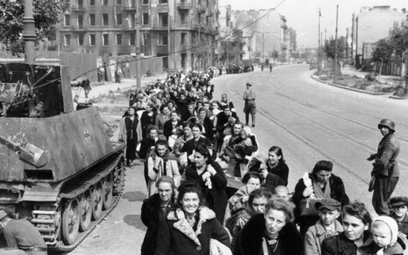 Apogeum Rzezi Woli przypada na 5–7 sierpnia 1944 roku. Na zdjęciu: polska ludność cywilna prowadzona