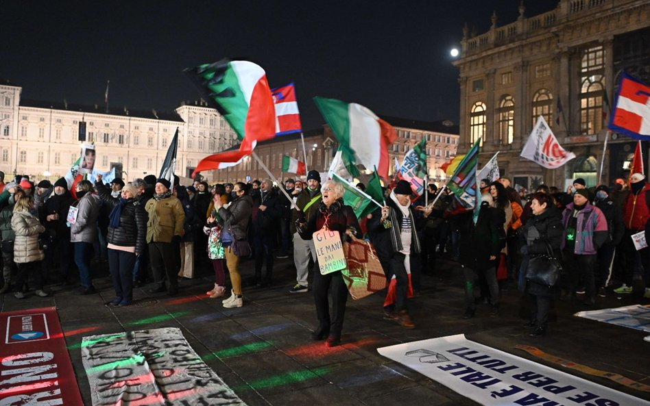 Sobotni protest przeciw paszportom covidowym w Turynie