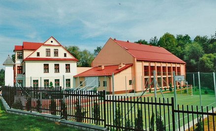 Nowy kompleks sportowy przy zespole szkoły i przedszkola w Olszówce w gminie Mszana Dolna