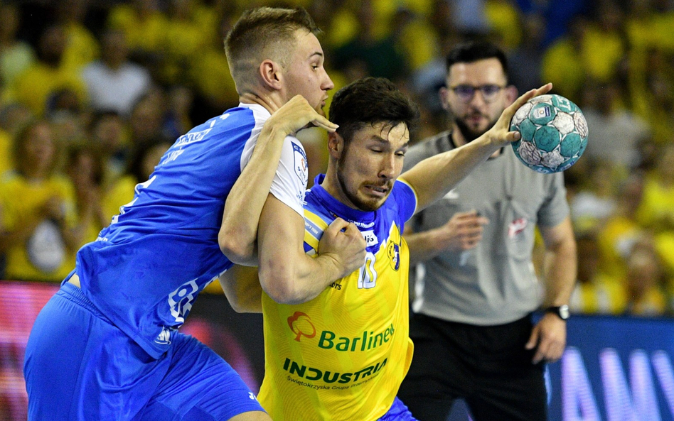 Alex Dujszebajew (z prawej) z Barlinka Industrii Kielce i Tin Lucin z Orlen Wisły Płock