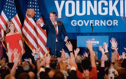 Sondaże nie dawały szans republikaninowi Glennowi Youngkinowi, ale wygrał wybory na gubernatora Wirg