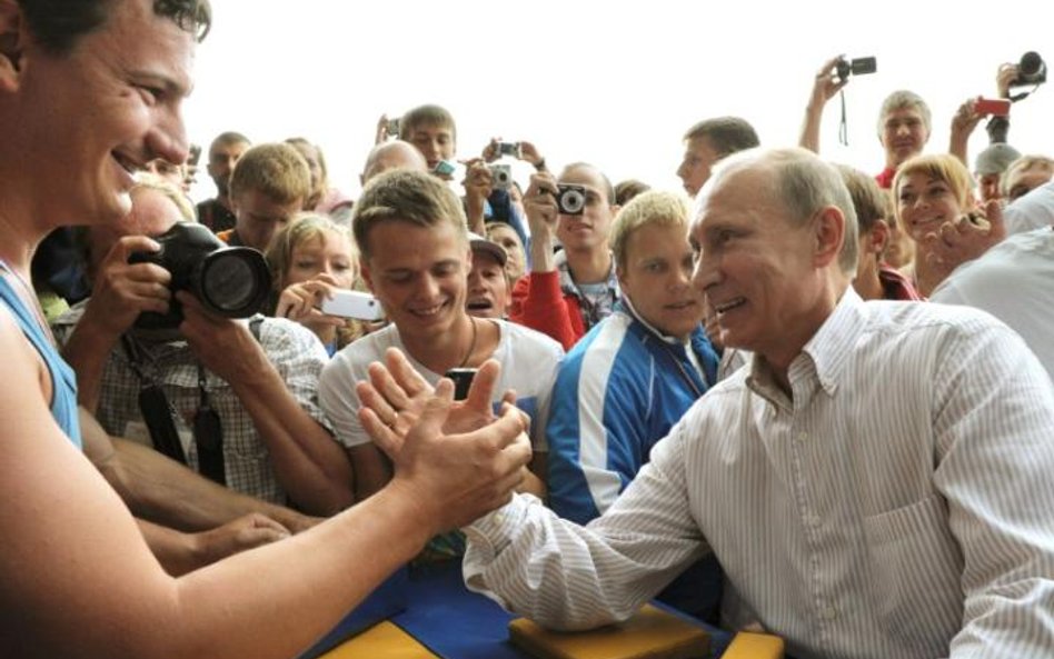 Władymir Putin na letnim obozie młodzieżówki swojej partii