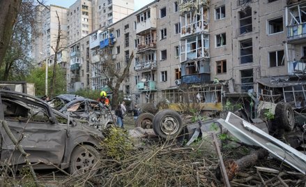 Po rosyjskim ataku na dzielnicę mieszkaniową w Charkowie