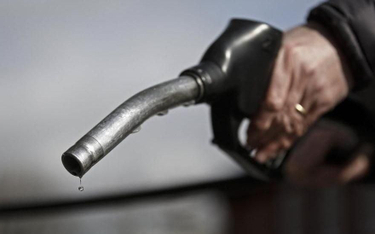 Drożejąca ropa i słaby złoty podbijają ceny paliw
