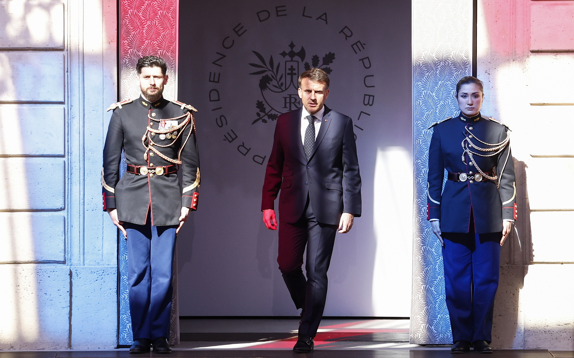 Emmanuel Macron wzywa unijne firmy, by nie inwestowały w USA