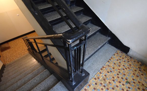 Elegancka klatka schodowa z oryginalną balustradą i posadzką