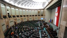 Kancelaria Sejmu zadbała o to, by posłom siedziało się wygodniej. Będzie oparcie na nogi