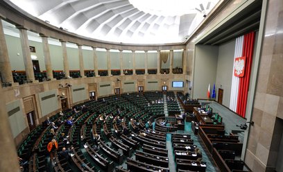 Kancelaria Sejmu zadbała o to, by posłom siedziało się wygodniej. Będzie oparcie na nogi