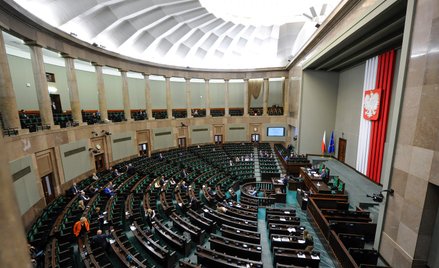 Kancelaria Sejmu zadbała o to, by posłom siedziało się wygodniej. Będzie oparcie na nogi