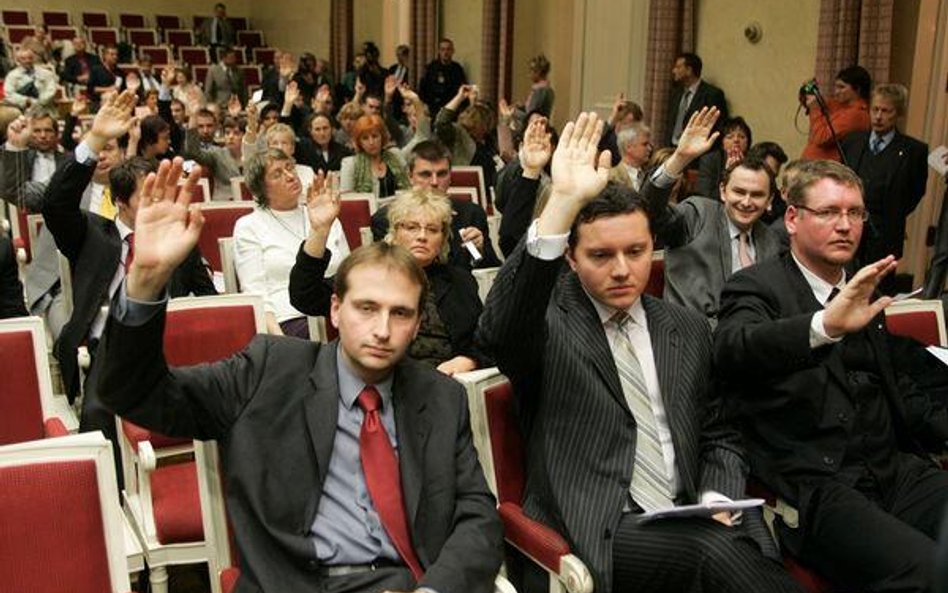 Powołanie i odwołanie skarbnika wyłącznie w jawnym głosowaniu