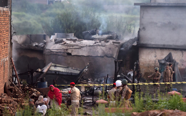 Pakistan: Wojskowy samolot spadł na domy. Nie żyje 17 osób