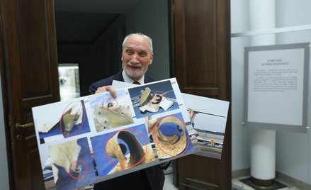 Poseł PiS, były przewodniczący podkomisji smoleńskiej Antoni Macierewicz w Sejmie w Warszawie