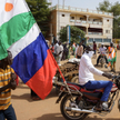 Rosyjskie flagi stają się niezbędnym rekwizytem na protestach w państwach Afryki