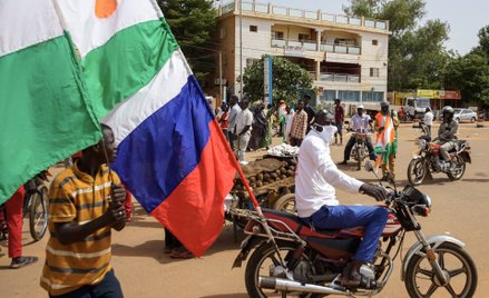 Rosyjskie flagi stają się niezbędnym rekwizytem na protestach w państwach Afryki