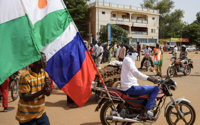 Rosyjskie flagi stają się niezbędnym rekwizytem na protestach w państwach Afryki