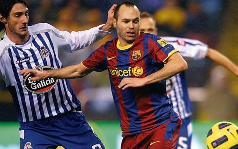 Andres Iniesta (z prawej) strzelił w sobotę jedną bramkę dla Barcelony w meczu z Deportivo (4:0)