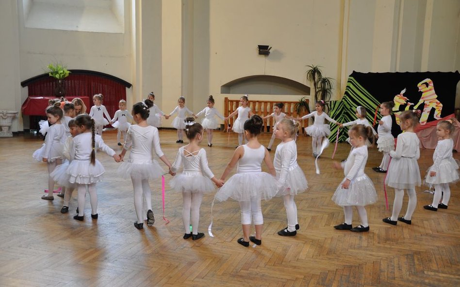 Sekcja taneczna mała baletnica w zamku Kożuchowie.