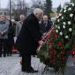 Prezes PiS Jarosław Kaczyński składający kwiaty przed pomnikiem prezydenta Lecha Kaczyńskiego na pl.