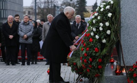 Prezes PiS Jarosław Kaczyński składający kwiaty przed pomnikiem prezydenta Lecha Kaczyńskiego na pl.