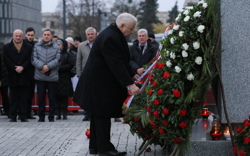 Prezes PiS Jarosław Kaczyński składający kwiaty przed pomnikiem prezydenta Lecha Kaczyńskiego na pl.