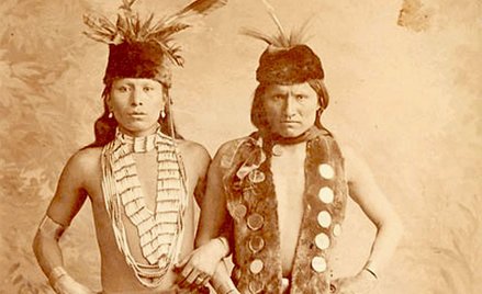 Czarny Łoś (z lewej)