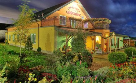 Gospodarstwa agroturystyczne znajdujące się kilka kilometrów od morza oferują niższe ceny za nocleg 