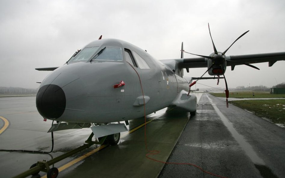 Militarny Airbus w gnieździe orlików