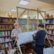 W bibliotece mieszczącej się w domu kultury w Borodziance kobiety wyplatają na specjalnym krośnie si