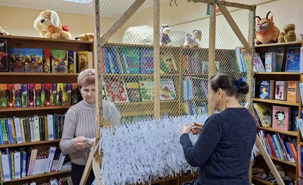 W bibliotece mieszczącej się w domu kultury w Borodziance kobiety wyplatają na specjalnym krośnie si