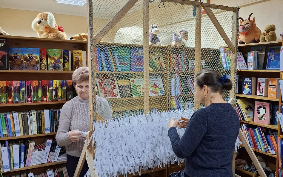 W bibliotece mieszczącej się w domu kultury w Borodziance kobiety wyplatają na specjalnym krośnie si